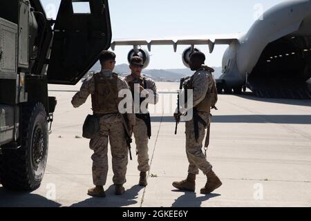 U.S. Marines with Battery Q , 5th Battalion, 11th Marines, 1st Marine Division bereiten sich auf den Abflug von der Fluglinie in der Marine Corps Air Station Camp Pendleton, Kalifornien, 30. März 2021 vor. Die Marineinfanteristen kehrten vom Marine Corps Air Ground Combat Center Twentynine Palms zurück, nachdem sie eine Raketenstreckenübung durchgeführt hatten, um militärische berufliche Spezialkenntnisse zu erhalten. Stockfoto