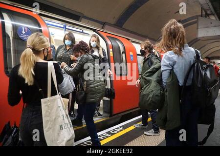 London, Großbritannien, 14. September 2021: Wie die Regierung vor der Bedeutung persönlicher Verantwortung warnt, um eine schwere Welle von Covid-Fällen im Winter zu verhindern, befolgen die meisten, aber nicht alle Passagiere die Regeln und tragen Gesichtsbedeckungen in der Londoner U-Bahn. Gesichtsmasken sind nicht erforderlich, wenn ein Passagier einen medizinischen Grund für eine Befreiung hat, aber immer mehr Menschen scheinen ohne sie zu sein. Anna Watson/Alamy Live News Stockfoto