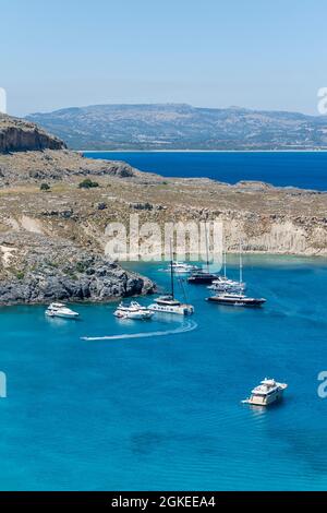 Motoryachten und Segelboote vor der Küste vor Anker, Lindos, Rhodos, Dodekanes, Griechenland Stockfoto