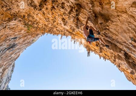 Grande Grotta, Armeos Sektor, Bleiklettern, Sportklettern, Kalymnos, Dodekanes, Griechenland Stockfoto