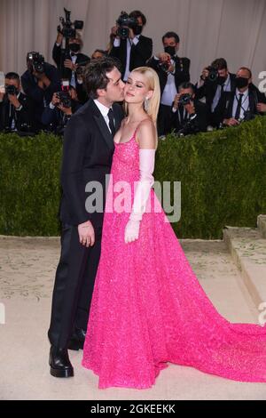 New York, USA. September 2021. Brooklyn Beckham und Nicola Peltz gehen auf dem roten Teppich bei der Gala des Metropolitan Museum of Art Costume Institute 2021 zur Eröffnung der Ausstellung mit dem Titel in America: A Lexicon of Fashion, die am 13. September 2021 im Metropolitan Museum of Art in New York, NY, stattfand. (Foto von Anthony Behar/Sipa USA) Quelle: SIPA USA/Alamy Live News Stockfoto