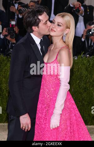 New York, USA. September 2021. Brooklyn Beckham und Nicola Peltz gehen auf dem roten Teppich bei der Gala des Metropolitan Museum of Art Costume Institute 2021 zur Eröffnung der Ausstellung mit dem Titel in America: A Lexicon of Fashion, die am 13. September 2021 im Metropolitan Museum of Art in New York, NY, stattfand. (Foto von Anthony Behar/Sipa USA) Quelle: SIPA USA/Alamy Live News Stockfoto