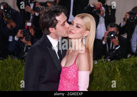 New York, USA. September 2021. Brooklyn Beckham und Nicola Peltz gehen auf dem roten Teppich bei der Gala des Metropolitan Museum of Art Costume Institute 2021 zur Eröffnung der Ausstellung mit dem Titel in America: A Lexicon of Fashion, die am 13. September 2021 im Metropolitan Museum of Art in New York, NY, stattfand. (Foto von Anthony Behar/Sipa USA) Quelle: SIPA USA/Alamy Live News Stockfoto