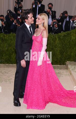 New York, USA. September 2021. Brooklyn Beckham und Nicola Peltz gehen auf dem roten Teppich bei der Gala des Metropolitan Museum of Art Costume Institute 2021 zur Eröffnung der Ausstellung mit dem Titel in America: A Lexicon of Fashion, die am 13. September 2021 im Metropolitan Museum of Art in New York, NY, stattfand. (Foto von Anthony Behar/Sipa USA) Quelle: SIPA USA/Alamy Live News Stockfoto
