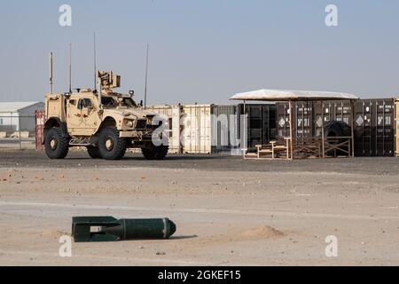 Flieger, die dem 386. Expeditionary Civil Engineer Squadron Explosive Ordnance Disposal Flight Sweep auf einem replizierten Flugplatz zugewiesen wurden, während einer simulierten RADR-Übung (Rapid Airfield Damage Recovery) auf der Ali Al Salem Air Base, Kuwait, 31. März 2021. Ziel dieser Schulung ist es, das CE-Personal mit dem RADR-Konzept und dem RADR-Prozess in Kontakt zu bringen. Stockfoto