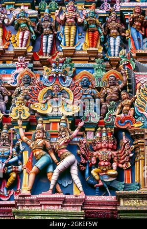 Stuckfiguren auf dem Meenakshi-Tempelturm in Madurai, Tamil Nadu, Indien Stockfoto