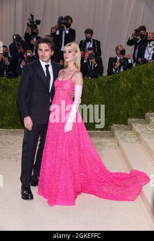 New York, USA. September 2021. Brooklyn Beckham und Nicola Peltz gehen auf dem roten Teppich bei der Gala des Metropolitan Museum of Art Costume Institute 2021 zur Eröffnung der Ausstellung mit dem Titel in America: A Lexicon of Fashion, die am 13. September 2021 im Metropolitan Museum of Art in New York, NY, stattfand. (Foto von Anthony Behar/Sipa USA) Quelle: SIPA USA/Alamy Live News Stockfoto