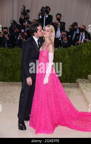 New York, USA. September 2021. Brooklyn Beckham und Nicola Peltz gehen auf dem roten Teppich bei der Gala des Metropolitan Museum of Art Costume Institute 2021 zur Eröffnung der Ausstellung mit dem Titel in America: A Lexicon of Fashion, die am 13. September 2021 im Metropolitan Museum of Art in New York, NY, stattfand. (Foto von Anthony Behar/Sipa USA) Quelle: SIPA USA/Alamy Live News Stockfoto