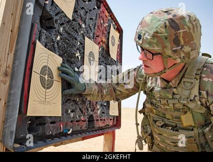 Der Leiter des spartanischen Wissensmanagements der Task Force, LT. Col. William Wilcox, überprüft sein Ziel während der Waffenoperationen im Lager Buehring in Kuwait am 30. März 2021. Wilcox nutzte die Reichweitenzeit, um sich für das neue Handgewehr der Armee, die Sig Sauer M-17, qualifiziert zu machen. Die neue Waffe ist der Ersatz für die M-9 Beretta, die seit fast 30 Jahren die US-Militärhandwaffe war. Stockfoto