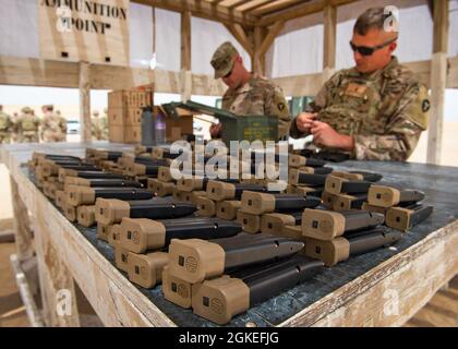 Task Force Spartanische Soldaten der Headquarters Support Company, 36. Infanterie-Division, laden Magazine während Waffenoperationen im Camp Buehring in Kuwait, 30. März 2021. Soldaten nutzten die Reichweite Zeit, um sich für die neue Handfeuerwaffe der Armee, die Sig Sauer M-17, qualifiziert zu machen. Die neue Waffe ist der Ersatz für die M-9 Beretta, die seit fast 30 Jahren die US-Militärhandwaffe war. Stockfoto