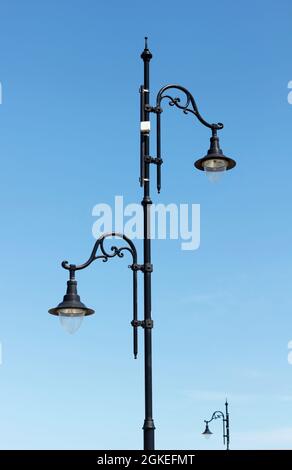 Retro Street Lamp gegen den blauen Himmel Stockfoto