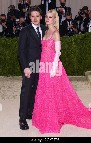 New York, USA. September 2021. Brooklyn Beckham und Nicola Peltz gehen auf dem roten Teppich bei der Gala des Metropolitan Museum of Art Costume Institute 2021 zur Eröffnung der Ausstellung mit dem Titel in America: A Lexicon of Fashion, die am 13. September 2021 im Metropolitan Museum of Art in New York, NY, stattfand. (Foto von Anthony Behar/Sipa USA) Quelle: SIPA USA/Alamy Live News Stockfoto