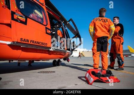 Petty Officer 2nd Class Colton Campbell und Petty Officer 2nd Class Kevin Lai, Crew-Mitglieder der Coast Guard Air Station San Francisco, bereiten sich auf einen Flug vor dem Cliff Rescue Training in San Francisco, Kalifornien, 30. März 2021 vor. Die Besatzungen der Air Station San Francisco führen Such- und Rettungsaktionen, Drogenverbotungen, die Durchsetzung von Gesetzen und Verträgen, Navigationshilfen, Meeresumweltschutz und Heimatsicherheitsmissionen durch. Stockfoto