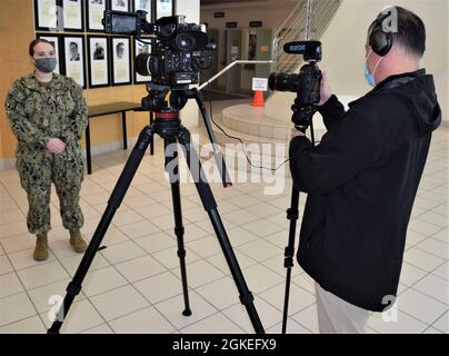 Es zu sagen, als wäre es… Hospital Corpsman 2nd Class Kaleesha Ramos aus Tampa, Florida, wird der Navy Medicine Readiness Training Unit zugewiesen Everett erklärt, warum sie sich während eines kürzlich durchgeführten Videoprojekts des Puget Sound Military Health Systems (PSMHS) für die Moderna COVID-19-Impfung entschieden hat. Das Projekt war eine gemeinsame Initiative des Madigan Army Medical Center, der Naval Health Clinic Oak Harbor und des Navy Medicine Readiness Training Command Bremerton. Die Prämisse konzentrierte sich auf die Gründe, warum sich Servicemitarbeiter freiwillig für den Impfstoff COVID-19 entschieden haben Stockfoto