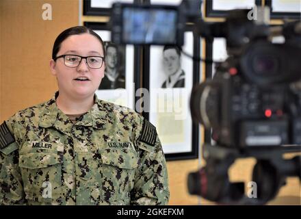 Ehrliches COVID-Gespräch… Die Hospitalin Samantha Miller aus Syracuse, New York, die der Navy Medicine Readiness Training Unit Everett zugewiesen wurde, erklärt, warum sie sich während eines kürzlich durchgeführten Videoprojekts des Puget Sound Military Health Systems (PSMHS) für die Moderna COVID-19-Impfung entschieden hat. Das Projekt war eine gemeinsame Initiative des Madigan Army Medical Center, der Naval Health Clinic Oak Harbor und des Navy Medicine Readiness Training Command Bremerton. Die Prämisse konzentrierte sich auf die Gründe, warum sich Servicemitarbeiter freiwillig für den Impfstoff COVID-19 entschieden haben Stockfoto