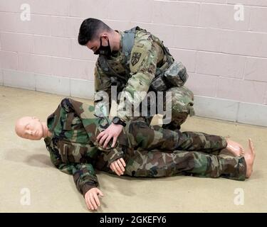 Ein Soldat der Nationalgarde der Michigan Army durchsucht einen Häftling, um die richtige Technik während des Best Warrior Competition zu zeigen, der vom 28. Bis 31. März 2021 im Fort Custer Training Center in Augusta, Michigan, stattfand. Im Wettbewerb „Beste Krieger“ treten Soldaten und nicht beauftragte Offiziere aus dem ganzen Staat gegeneinander an, um zu sehen, wer die beste Gesamtbeherrschung ihrer Soldatenfähigkeiten besitzt. Stockfoto