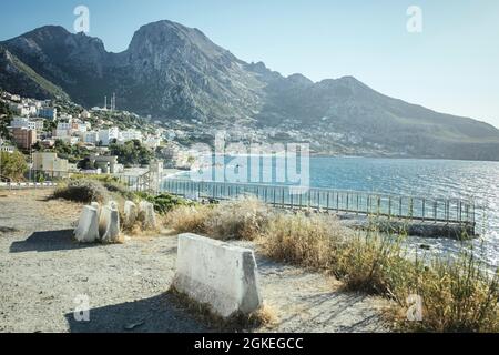 Panoramablick Richtung Süden auf die Siedlung Benzu und die marokkanische Küste, Ceuta, Spanien Stockfoto