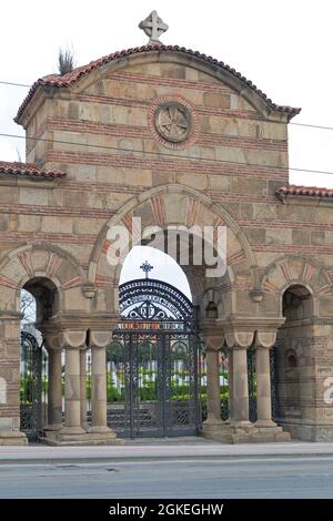 Belgrad, Serbien - 12. April 2021: Eingangstor zum französischen Militärfriedhof des Zweiten Weltkriegs in Belgrad, Serbien. Stockfoto