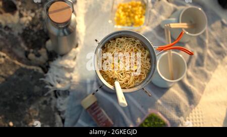 Ein Blick von oben auf Nudeln, die draußen kochen Stockfoto