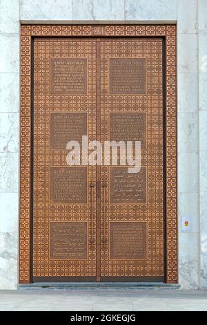 Belgrad, Serbien - 14. Februar 2021: Goldenes Tor mit Schriftteinfahrt zur St.-Sava-Kirche in Vracar. Stockfoto