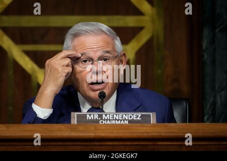 Der US-Senator Bob Menendez (Demokrat von New Jersey), Vorsitzender des US-Senatsausschusses für Außenbeziehungen, stellt während einer Anhörung des Senats für Außenbeziehungen am 14. September 2021 auf dem Capitol Hill in Washington, DC, Fragen an den US-Außenminister Antony Blinken. Blinken wurde über den Umgang der Biden-Regierung mit dem Rückzug der USA aus Afghanistan befragt. Kredit: Drew Angerer/Pool via CNP /MediaPunch Stockfoto