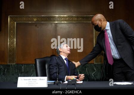 Der US-Außenminister Antony Blinken wird vom US-Senator Cory Booker (Demokrat von New Jersey) begrüßt, als er am 14. September 2021 in Washington, DC, bei einer Anhörung des Ausschusses für Auswärtige Beziehungen des Senats auf dem Capitol Hill eintrifft. Blinken wurde über den Umgang der Biden-Regierung mit dem Rückzug der USA aus Afghanistan befragt. Kredit: Drew Angerer/Pool via CNP /MediaPunch Stockfoto