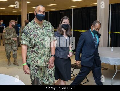 US Navy Cmdr. Greg Leveque, der Beamte, der für das staatlich geführte, staatlich unterstützte COVID-19 Community Vaccination Center in Norfolk, Virginia, und die US-amerikanische Rep. Elaine Luria (D-VA.) verantwortlich ist, besichtigen die Website vor einer Pressekonferenz, die ihre große Eröffnung am 31. März 2021 ankündigte. Luria und Leveque dienten 2006 gemeinsam an Bord der USS Enterprise. Das U.S. Northern Command setzt sich über die U.S. Army North weiterhin dafür ein, die Federal Emergency Management Agency im Rahmen der gesamtstaatlichen Reaktion auf COVID 19 weiterhin flexibel und flexibel zu unterstützen. Stockfoto