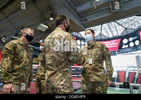 US Air Force Maj. Gen. Chad Franks, 15. Kommandant der Luftwaffe, spricht mit der US Army SPC. Hyeonji Yeo, Apothekentechniker bei Franks’ Tour im Atlanta Community Vaccination Center, 31. März 2021. Das U.S. Northern Command setzt sich über die U.S. Army North weiterhin dafür ein, die Federal Emergency Management Agency im Rahmen der Reaktion der gesamten Regierung auf COVID-19 weiterhin flexibel und flexibel zu unterstützen. Stockfoto