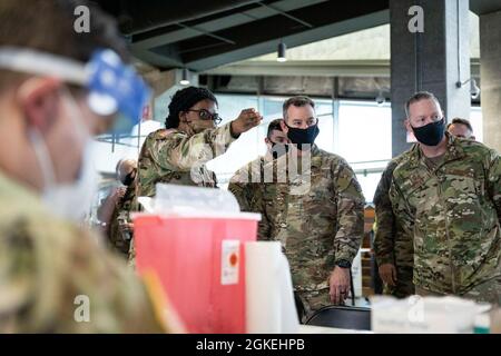 Die Majorin der US-Armee, Jocelyn Evbuomwan, Offizier, verantwortlich für Impfzelle D, informiert den Generalmajor der US-Luftwaffe, Chad P. Franks, den 15. Luftwaffenkommandanten, über die Operationen im Atlanta Community Vaccination Center während der Franks-Tour am 31. März 2021. Das U.S. Northern Command setzt sich über die U.S. Army North weiterhin dafür ein, die Federal Emergency Management Agency im Rahmen der Reaktion der gesamten Regierung auf COVID-19 weiterhin flexibel und flexibel zu unterstützen. Stockfoto