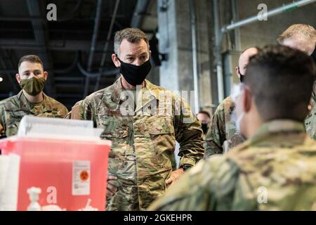 US Air Force Maj. Gen. Chad Franks, 15. Kommandant der Luftwaffe, spricht mit der US Army SPC. Joseph Byrd, ein Kampfmediziner vom 3. Bataillon, 15. Infanterie-Regiment, 2. Panzerbrigade-Kampfteam, 3. Infanterie-Division, Fort Stewart, Georgia, während der Franks-Tour im Atlanta Community Vaccination Center, 31. März 2021. Das U.S. Northern Command setzt sich über die U.S. Army North weiterhin dafür ein, die Federal Emergency Management Agency im Rahmen der Reaktion der gesamten Regierung auf COVID-19 weiterhin flexibel und flexibel zu unterstützen. Stockfoto