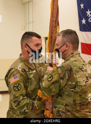 Chief Warrant Officer des ausscheidenden Kommandos 5 Ricky Tackett übergab die Verantwortung an den Chief Warrant Officer 4 David ward während einer Zeremonie zur Änderung der Verantwortung, die im Joint Force Headquarter der Tennessee National Guard am 31. März stattfand. Stockfoto