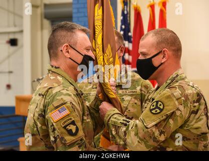 Chief Warrant Officer des ausscheidenden Kommandos 5 Ricky Tackett übergab die Verantwortung an den Chief Warrant Officer 4 David ward während einer Zeremonie zur Änderung der Verantwortung, die im Joint Force Headquarter der Tennessee National Guard am 31. März stattfand. Stockfoto