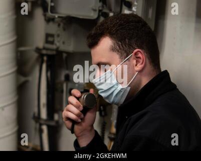 210331-N-LZ409-1055 PORTSMOUTH, VA. (31. März 2021) Yeoman 2nd Class Nicholson aus Tampa, Florida, gibt eine Ankündigung an Bord des Flugzeugträgers USS George H. W. Bush (CVN 77). GHWB befindet sich derzeit in der Norfolk Naval Shipyard wegen der geplanten Andockbarkeit. Stockfoto