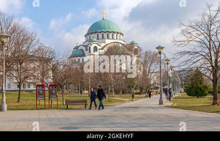 Belgrad, Serbien - 14. Februar 2021: Orthodoxe Kirche der Heiligen Sava im Karadjordjev-Park am kalten Wintertag. Stockfoto