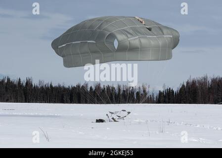 Ein Fallschirmjäger der Armee mit 1. Bataillon, 501. Fallschirmjäger-Regiment, 4. Infanterie-Brigade-Kampfteam (Airborne), 25. Infanterie-Division, U.S. Army Alaska, landet auf der Malemute Drop Zone während eines simulierten Fallschirmangriffs auf der Joint Base Elmendorf-Richardson, Alaska, 31. März 2021. Die Soldaten sind Teil der einzigen pazifischen Luftbrigade der Armee, die in der Lage ist, sich schnell weltweit zu entsenden, und werden für militärische Operationen unter strengen Bedingungen geschult. Stockfoto