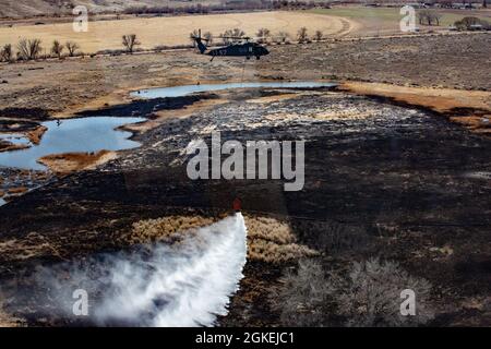 Mitglieder der Utah National Guard 2-211. General Support Aviation Bataillon fliegt in zwei UH-60 Black Hawk Hubschraubern und werfen Eimer Wasser auf den East Myton Complex Fire im Duchesne County 31. März 2021. Stockfoto