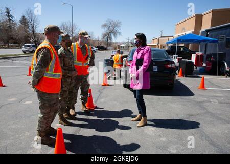 Anführer der Utah National Guard und LT. Gov. Deidre Henderson besucht Dienstmitglieder der Utah National Guard, während sie COVID-Impfungen an der Duchesne High School verabreichen. Stockfoto