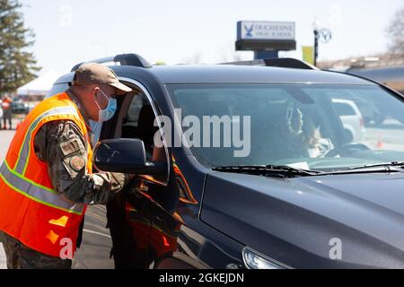 Anführer der Utah National Guard und LT. Gov. Deidre Henderson besucht Dienstmitglieder der Utah National Guard, während sie COVID-Impfungen an der Duchesne High School verabreichen. Stockfoto