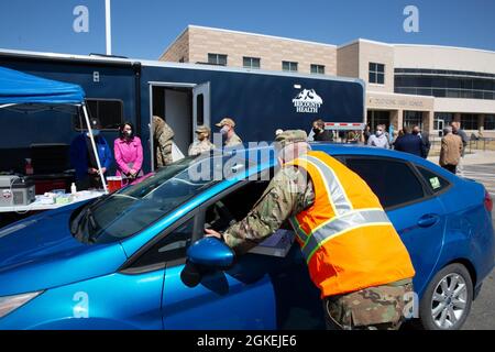 Anführer der Utah National Guard und LT. Gov. Deidre Henderson besucht Dienstmitglieder der Utah National Guard, während sie COVID-Impfungen an der Duchesne High School verabreichen. Stockfoto