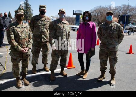 Anführer der Utah National Guard und LT. Gov. Deidre Henderson besucht Dienstmitglieder der Utah National Guard, während sie COVID-Impfungen an der Duchesne High School verabreichen. Stockfoto