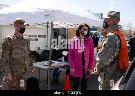 Anführer der Utah National Guard und LT. Gov. Deidre Henderson besucht Dienstmitglieder der Utah National Guard, während sie COVID-Impfungen an der Duchesne High School verabreichen. Stockfoto