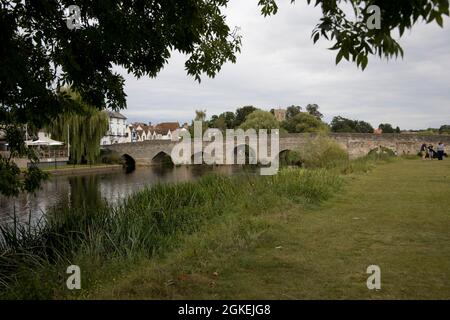 River Bridge der Klasse 1 mit acht Bögen über dem Fluss Avon in Bidford-on-Avon, die im 15. Jahrhundert erbaut wurde. Im Jahr 1644 zerstörten Anhänger von Karl I. die Stockfoto