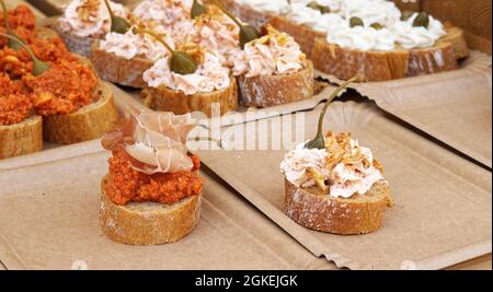 Ein Stall auf dem Markt im Prager Bezirk Zizkov, der dekorierte Canapés, kleine Sandwiches, Spieße verschiedener Käse- und Wurstsorten anbietet Stockfoto