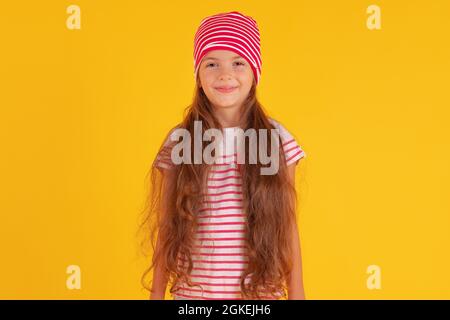 Glücklich emotionale Mädchen lächelt auf farbigen gelben Hintergrund. Herbst, Frühjahrssaison. Stockfoto