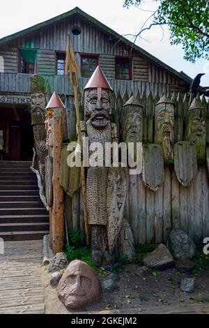 Holzfiguren, Galindien, Beldany-See, Iznota, Ruciane-Nida, Warmia-Masuren, gallisches Dorf, Warminsko-Mazurskie, Polen Stockfoto