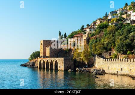 Wunderschöne Landschaft einer alten Werft in der Nähe des Kyzyl Kule Turms in Alanya, Region Antalya, Türkei bei Sonnenaufgang. Stockfoto