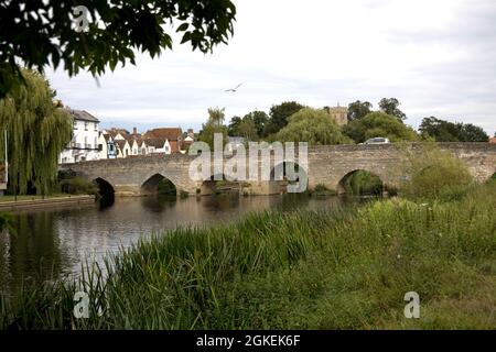 River Bridge der Klasse 1 mit acht Bögen über dem Fluss Avon in Bidford-on-Avon, die im 15. Jahrhundert erbaut wurde. Im Jahr 1644 zerstörten Anhänger von Karl I. die Stockfoto