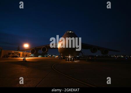 Eine C-5M Super Galaxy der Travis Air Force Base, Kalifornien, sitzt am 31. März 2021 auf der Fluglinie der Joint Base Lewis-McChord, Washington. Eine der Travis AFB zugewiesene weibliche Besatzung flog die C-5M, die 120,000 Pfund Fracht von JBLM an die Joint Base Pearl Harbor-Hickam, Hawaii, lieferte. Stockfoto