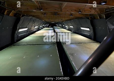 Achtzehn ISU-90-Container sitzen in einer C-5M Super Galaxy am 31. März 2021 auf der Joint Base Lewis-McChord, Washington. Eine der Travis AFB zugewiesene weibliche Besatzung flog die C-5M, die 120,000 Pfund Fracht von JBLM an die Joint Base Pearl Harbor-Hickam, Hawaii, lieferte. Stockfoto