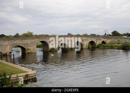 River Bridge der Klasse 1 mit acht Bögen über dem Fluss Avon in Bidford-on-Avon, die im 15. Jahrhundert erbaut wurde. Im Jahr 1644 zerstörten Anhänger von Karl I. die Stockfoto